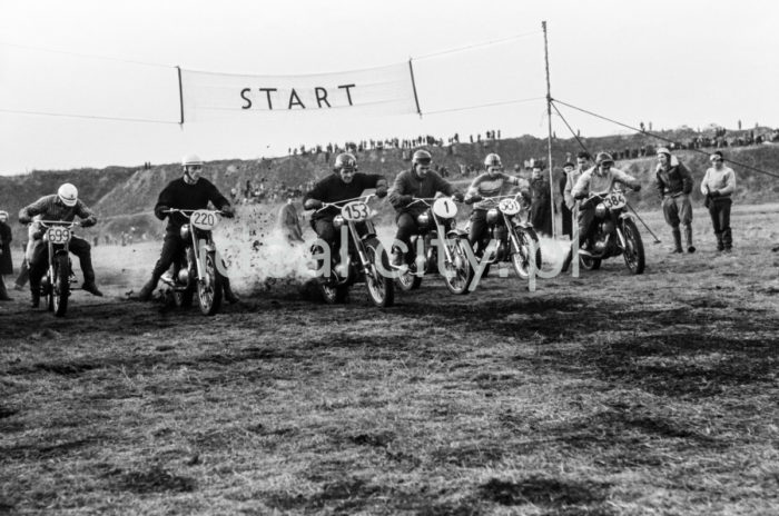 A motorcycle race in the Łąki Nowohuckie green. 1950s.

Zawody motocyklowe na terenie Łąk Nowohuckich, lata 50. XXw.

Photo by Wiktor Pental/idealcity.pl


