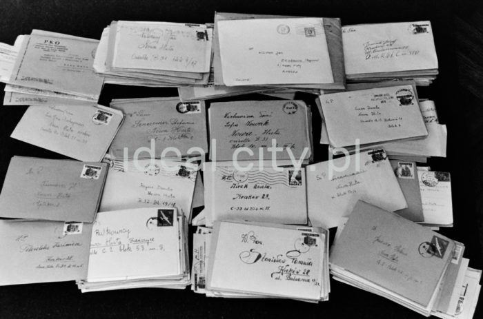 Listy w urzędzie pocztowym w Nowej Hucie. Lata 50. XXw.

fot. Wiktor Pental/idealcity.pl

