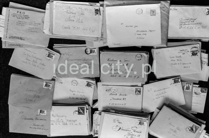 Letters in a post office in Nowa Huta. 1950s.

Listy w urzędzie pocztowym w Nowej Hucie. Lata 50. XXw.

Photo by Wiktor Pental/idealcity.pl

