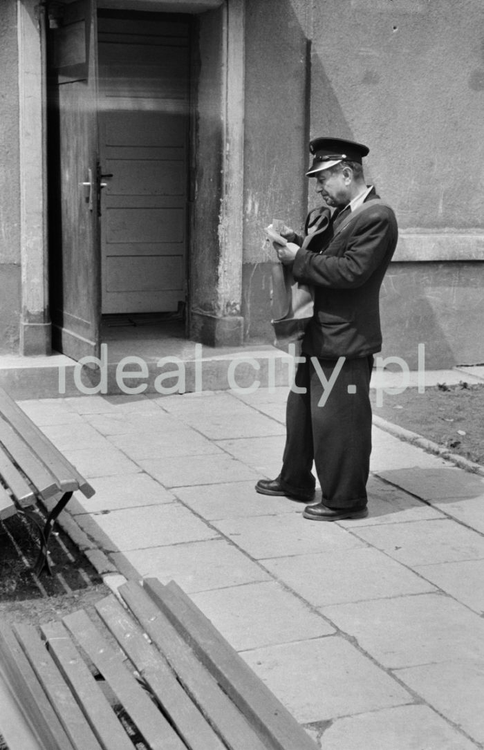 Listonosz na jednym z nowohuckich osiedli. Pierwsza poczta w Nowej Hucie została otwarta w połowie 1951 roku na osiedlu A-1 Północ (Willowe). Listonosze dzielili się na miejskich i wiejskich, norma listonosza miejskiego wynosiła 2 tysiące mieszkańców. Na początku pracowało 7 listonoszy. Koniec lat 50. XXw.

fot. Wiktor Pental/idealcity.pl

