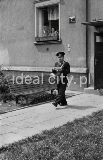 Listonosz na jednym z nowohuckich osiedli. Pierwsza poczta w Nowej Hucie została otwarta w połowie 1951 roku na osiedlu A-1 Północ (Willowe). Listonosze dzielili się na miejskich i wiejskich, norma listonosza miejskiego wynosiła 2 tysiące mieszkańców. Na początku pracowało 7 listonoszy. Koniec lat 50. XXw.

fot. Wiktor Pental/idealcity.pl

