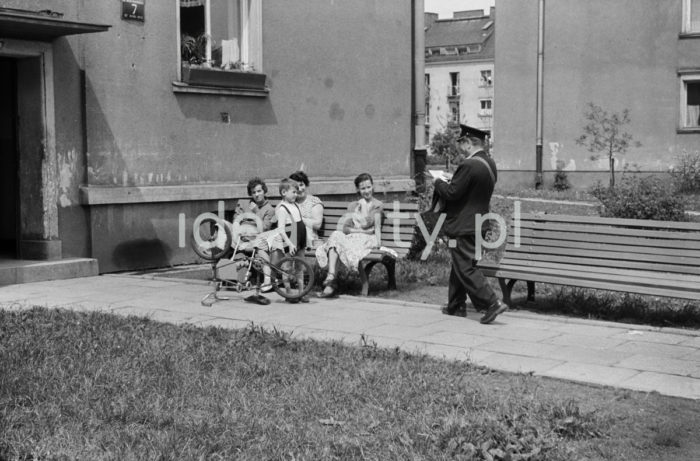 Listonosz na jednym z nowohuckich osiedli. Pierwsza poczta w Nowej Hucie została otwarta w połowie 1951 roku na osiedlu A-1 Północ (Willowe). Listonosze dzielili się na miejskich i wiejskich, norma listonosza miejskiego wynosiła 2 tysiące mieszkańców. Na początku pracowało 7 listonoszy. Koniec lat 50. XXw.

fot. Wiktor Pental/idealcity.pl

