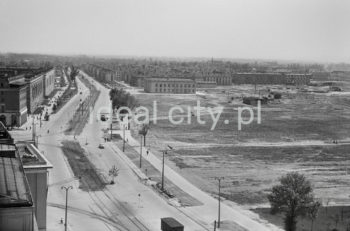 Widok od strony osiedla D-31 (Centrum D) i Placu Centralnego w kierunku południowo-wschodnim. Widoczne „Łąki Nowohuckie”, osiedle A-0, A-Południe (Na Skarpie), kino „Światowid” a w tle klasztor O. Cystersów w Mogile, II poł. l. 50.XX w. (po 1958 roku). 

fot. Henryk Makarewicz/idealcity.pl

