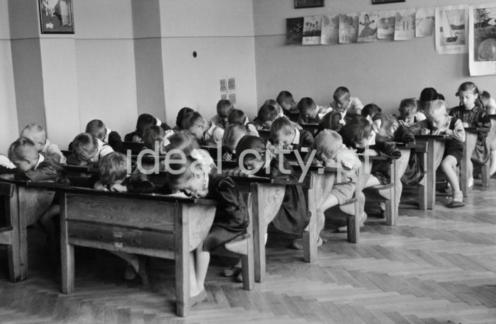 Interior of the Primary School, Willowe Estate. 1950s.

Wnętrze Szkoły Podstawowej na Osiedlu Willowym. Lata 50. XXw.

Photo by Wiktor Pental/idealcity.pl

