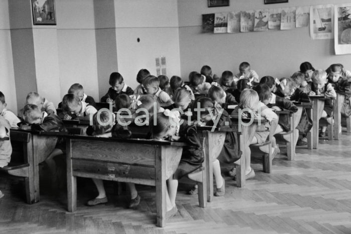 Wnętrze Szkoły Podstawowej na Osiedlu Willowym. Lata 50. XXw.


fot. Wiktor Pental/idealcity.pl
