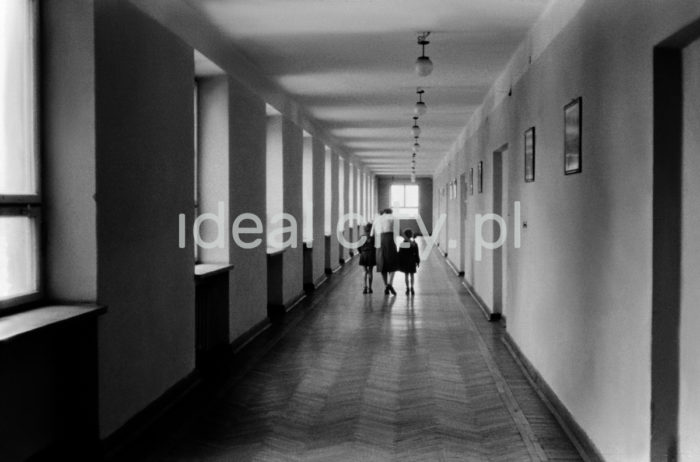 Interior of the Primary School, Willowe Estate. 1950s.

Wnętrze szkoły na Osiedlu Willowym. Lata 50. XXw.


Photo by Wiktor Pental/idealcity.pl

