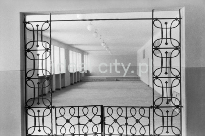 Interior of the Primary School, Willowe Estate. 1950s.

Wnętrze szkoły na Osiedlu Willowym. Lata 50. XXw.


Photo by Wiktor Pental/idealcity.pl

