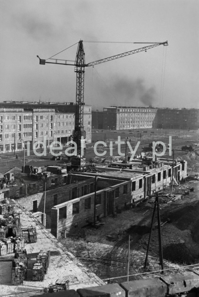 Constructing the Urocze Estate; in the background: the Górali Estate, further back the Zielone Estate. Second half of the 1950s.

Budowa Osiedla Uroczego, na drugim planie Osiedle Górali, w głębi Osiedle Zielone. Druga połowa lat 50. XXw.

Photo by Wiktor Pental/idealcity.pl

