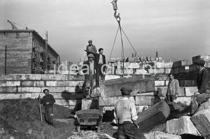 Building the Urocze Estate (formerly the C-33 Estate). Ca. 1957.

Budowa Osiedla Uroczego (wczeniej osiedle C-33), ok. 1957r.

Photo by Henryk Makarewicz/idealcity.pl


