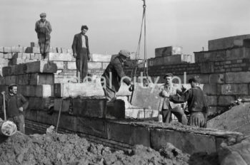 Budowa Osiedla Uroczego (wcześniej osiedle C-33), ok. 1957r.

fot. Henryk Makarewicz/idealcity.pl


