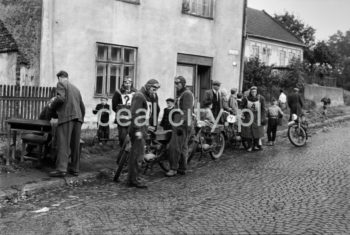 Rajd motocyklowy na obrzeżach Nowej Huty. Lata 50. XXw.

fot. Wiktor Pental/idealcity.pl


