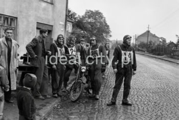 Rajd motocyklowy na obrzeżach Nowej Huty. Lata 50. XXw.

fot. Wiktor Pental/idealcity.pl


