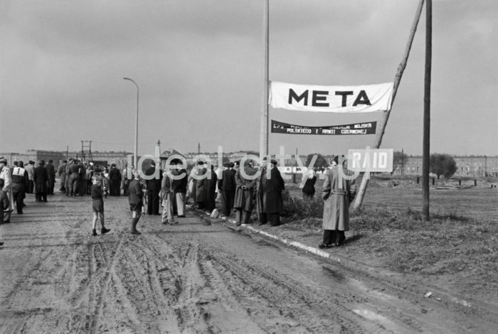 A motorcycle race in Nowa Huta – the finishing line on what is today’s Słoneczne Estate; in the background: buildings on the Górali and Zielone Estates. Early 1950s.

Zawody motocyklowe na terenie Nowej Huty - meta na terenie dzisiejszego Osiedla Słonecznego, w tle zabudowa Osiedla Górali i Zielonego. Początek lat 50. XXw.

Photo by Wiktor Pental/idealcity.pl

