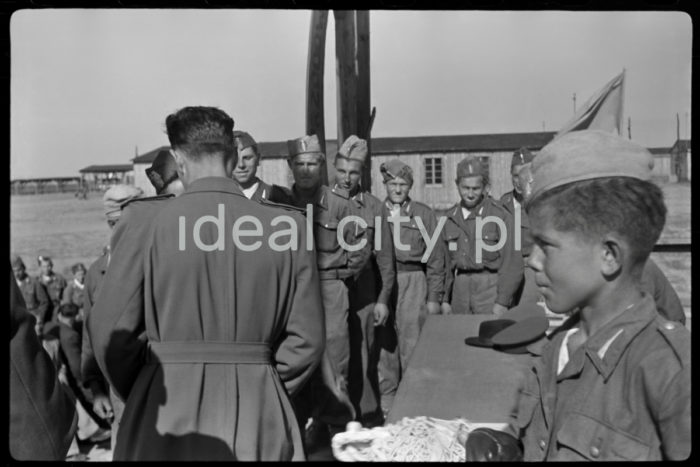 An awards ceremony; awards were given to young volunteers from the 91st and 92nd Brigades by the manager of the Department for Vocational Education at the Urban Construction Union. The ceremony took place at the site of today’s Kościuszkowskie Estate, where the volunteers (junacy) were stationed in 24 barracks. Ca. 1951.

Wręczenie nagród junakom z brygady nr 91 i 92 przez kierownika działu szkolenia zawodowego Zjednoczenia Budownictwa Miejskiego. Uroczystość odbyła się na terenie obecnego Osiedla Kościuszkowskiego, gdzie znajdowały się 24 baraki będące siedzibą junaków. Około 1951r.

Photo by Wiktor Pental/idealcity.pl

