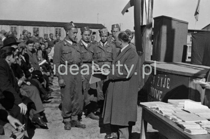 An awards ceremony; awards were given to young volunteers from the 91st and 92nd Brigades by the manager of the Department for Vocational Education at the Urban Construction Union. The ceremony took place at the site of today’s Kościuszkowskie Estate, where the volunteers (junacy) were stationed in 24 barracks. Ca. 1951.

Wręczenie nagród junakom z brygady nr 91 i 92 przez kierownika działu szkolenia zawodowego Zjednoczenia Budownictwa Miejskiego. Uroczystość odbyła się na terenie obecnego Osiedla Kościuszkowskiego, gdzie znajdowały się 24 baraki będące siedzibą junaków. Około 1951r.

Photo by Wiktor Pental/idealcity.pl

