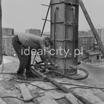 Robotnik (betoniarz) przygotowuje węże do betonowania filarów na budowie domu mieszkalnego na Osiedlu Centrum D, lata 50. XXw.

fot. Wiktor Pental/idealcity.pl

