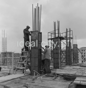 Robotnik (betoniarz) przygotowuje węże do betonowania filarów na budowie domu mieszkalnego na Osiedlu Centrum D, lata 50. XXw.

fot. Wiktor Pental/idealcity.pl