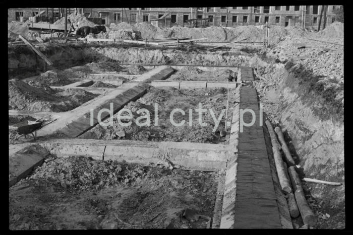 Budowa Osiedla Hutniczego, lata 50. XXw.

fot. Wiktor Pental/idealcity.pl

