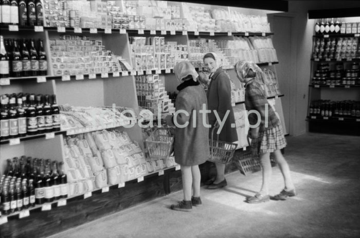 Interior of the first self-service shop in Nowa Huta, opened in 1963 in the Korowe Estate. Few small shops operated in Nowa Huta previously, providing goods to a limited number of inhabitants.

Wnętrze pierwszego sklepu samoobsługowego w Nowej Hucie, otwartego w roku 1963 na os. Kolorowym. Wcześniej na terenie Nowej Huty, działało jedynie kilka małych sklepów zaopatrujących niewielką ilość mieszkańców. 

Photo by Henryk Makarewicz/idealcity.pl


