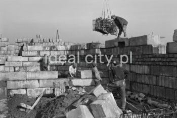 Construction of the Urocze Estate (previously the C-33 Estate). Ca. 1957.

Budowa Osiedla Uroczego (wcześniej osiedle C-33), ok. 1957 r.

Photo by Henryk Makarewicz/idealcity.pl

