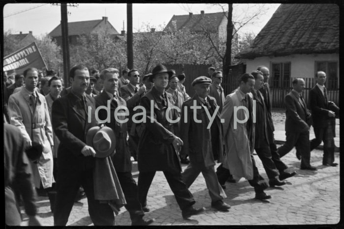 Labour Day Parade, representatives of the Urban Construction Union, Kraków, 1st May 1951.

Defilada pierwszomajowa, reprezentanci Zjednoczenia Budownictwa Miejskiego, Kraków, 1 maja 1951.

Photo by Wiktor Pental/idealcity.pl

