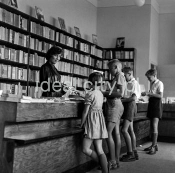 Dzieci we wnętrzu nowohuckiej księgarni przy Placu Centralnym na osiedlu C-31 (Centrum C), II połowa lat 50.

fot. Wiktor Pental/idealcity.pl

