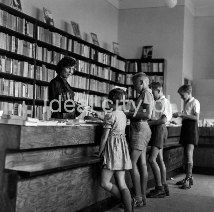 Children in a bookshop in Plac Centralny, Nowa Huta, C-31 (Centrum C) Estate. Second half of the 1950s.

Dzieci we wnętrzu nowohuckiej księgarni przy Placu Centralnym na osiedlu C-31 (Centrum C), II połowa lat 50.

Photo by Wiktor Pental/idealcity.pl

