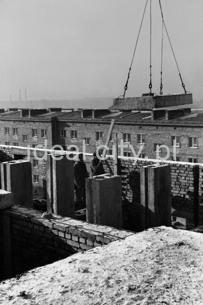 Construction of the police station on the Zgody Estate. 1950s.

Budowa komisariatu na Osiedlu Zgody, lata 50. XX w.

Photo by Wiktor Pental/idealcity.pl

