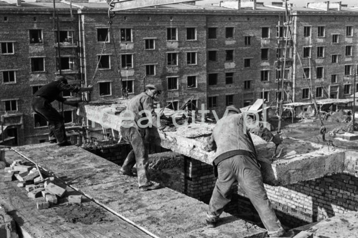 Construction of the police station on the Zgody Estate. 1950s.

Budowa komisariatu na Osiedlu Zgody, lata 50. XXw.

Photo by Wiktor Pental/idealcity.pl

