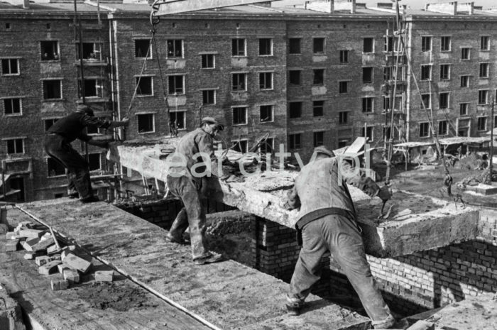 Budowa komisariatu na Osiedlu Zgody, lata 50. XXw.

fot. Wiktor Pental/idealcity.pl

