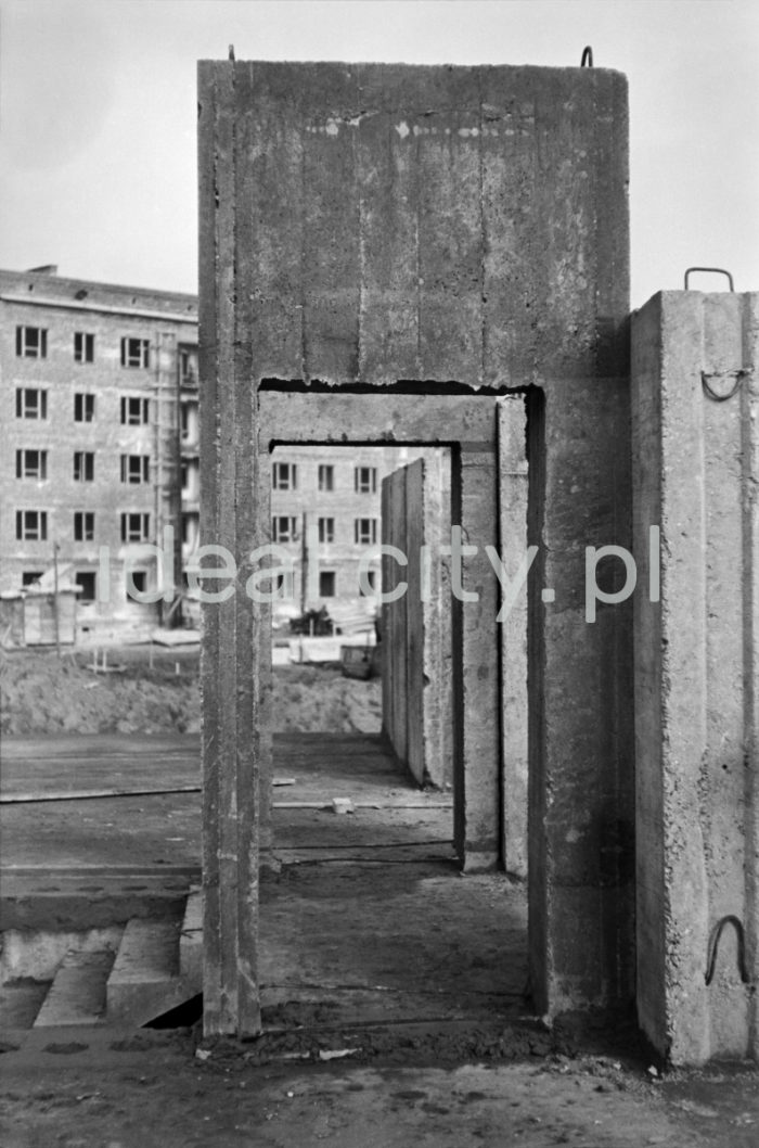 Construction of the Hutnicze Estate. 1950s.

Budowa Osiedla Hutniczego, lata 50. XX w.

Photo by Wiktor Pental/idealcity.pl

