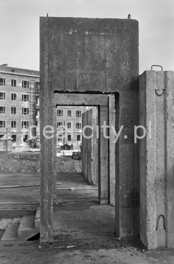 Construction of the Hutnicze Estate. 1950s.

Budowa Osiedla Hutniczego, lata 50. XX w.

Photo by Wiktor Pental/idealcity.pl

