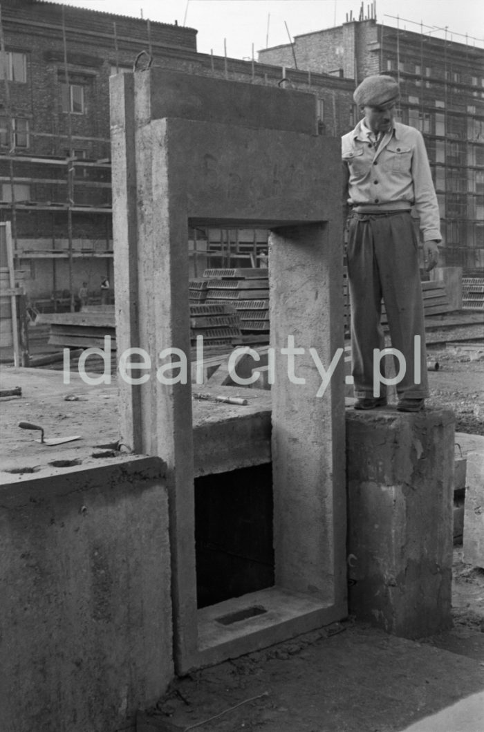 Construction of the Hutnicze Estate. 1950s.

Budowa Osiedla Hutniczego, lata 50. XX w.

Photo by Wiktor Pental/idealcity.pl

