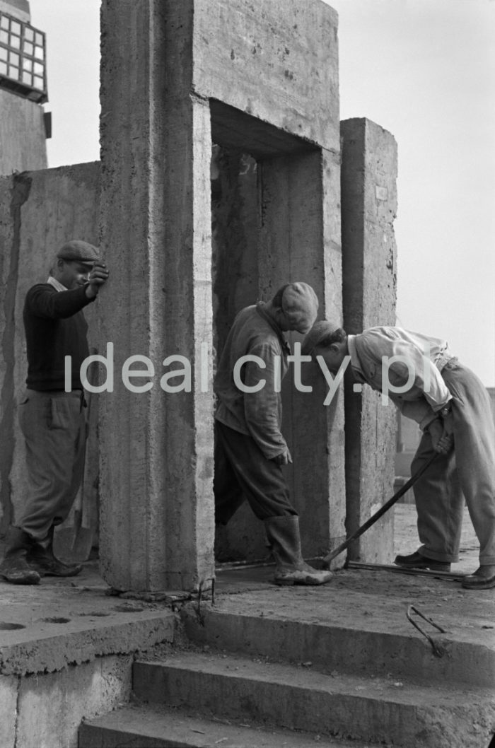 Construction of the Hutnicze Estate. 1950s.

Budowa Osiedla Hutniczego, lata 50. XX w.

Photo by Wiktor Pental/idealcity.pl

