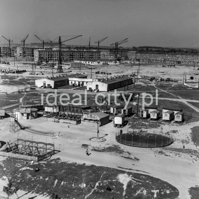 Widok na wesołe miasteczko oraz plac budowy na osiedlu B-32 (Szklane Domy), w tle zabudowania Osiedla Słonecznego i Zielonego, 1955.

fot. Wiktor Pental/idealcity.pl

