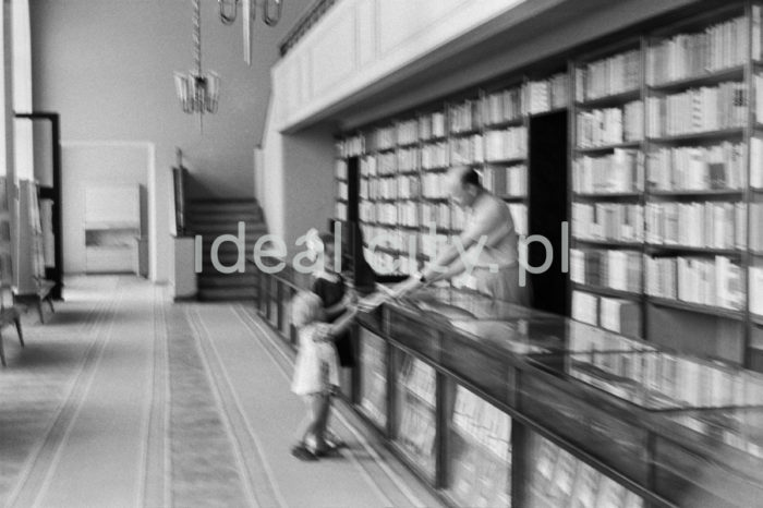 Interior of the Dom Książki bookshop on the Centrum C (C-31) Estate, ground floor. The interior was designed by Marian Steczowicz, who furnished it with chandeliers, bookcases and stucco (especially on the mezzanine), modelled upon MDM shops in Warsaw. 1960s.

Wnętrze księgarni „Domu Książki” na osiedlu Centrum C (C-31), parter. Wnętrze zaprojektował Marian Steczowicz. Na jej wystrój składały się ozdobne żyrandole, szafy i regały na książki oraz sztukateria (szczególnie widoczna na balkonie antresoli), która była wzorowana na sklepach warszawskiego MDM-u. Lata 60. XX w.

fot. Henryk Makarewicz/idealcity.pl

