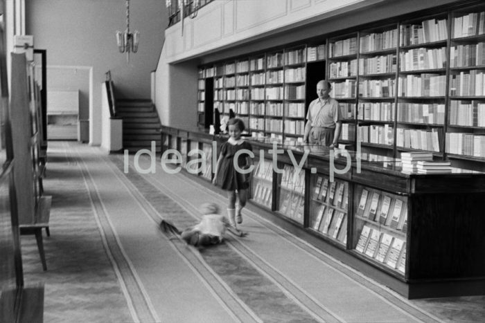 Interior of the Dom Książki bookshop on the Centrum C (C-31) Estate, ground floor. The interior was designed by Marian Steczowicz, who furnished it with chandeliers, bookcases and stucco (especially on the mezzanine), modelled upon MDM shops in Warsaw. 1960s.

Wnętrze księgarni „Domu Książki” na osiedlu Centrum C (C-31), parter. Wnętrze zaprojektował Marian Steczowicz. Na jej wystrój składały się ozdobne żyrandole, szafy i regały na książki oraz sztukateria (szczególnie widoczna na balkonie antresoli), która była wzorowana na sklepach warszawskiego MDM-u. Lata 60. XXw.

Photo by Henryk Makarewicz/idealcity.pl

