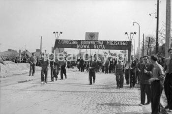Defilada 1 majowa Zjednoczenia Budownictwa Miejskiego zmierza z Nowej Huty w stronę Krakowa.

fot. Wiktor Pental/idealcity.pl


