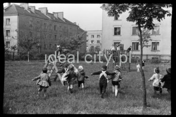 Zabawy dziecięce na Osiedlu Wandy. Lata 50. XXw.

fot. Wiktor Pental/idealcity.pl

