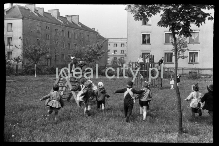 Zabawy dziecięce na Osiedlu Wandy. Lata 50. XXw.

fot. Wiktor Pental/idealcity.pl

