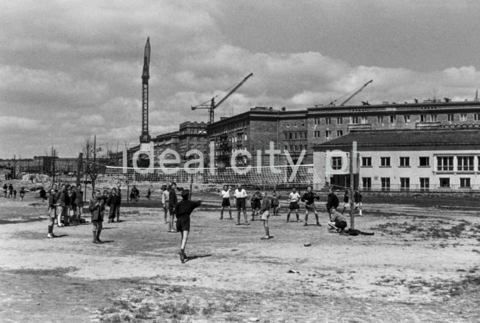 Boisko sportowe przy budynku pierwszego, stacjonarnego kina w Nowej Hucie „Stal”, na osiedlu A-1 Północ (Willowe). Kino działało od 26 lutego 1951 roku. Tutaj miał swoją siedzibę Amatorski Klub Filmowy Nowa Huta. W tle budowa osiedla A-11 (Stalowego) a dalej B-1 (Szkolnego), lata 50.

fot. Wiktor Pental/idealcity.pl

