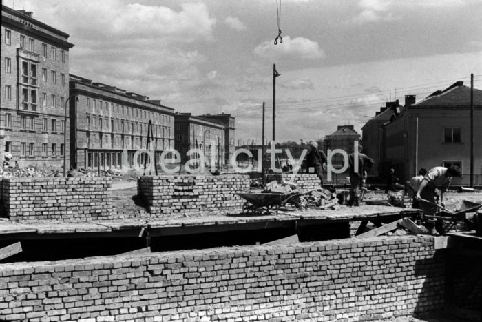 Ulica Władysława Orkana. Początki budowy Osiedla Hutniczego. Po lewej Osiedle Stalowe, po prawej Osiedle Willowe. Pierwsza połowa lat 50. XXw.

fot. Wiktor Pental/idealcity.pl

