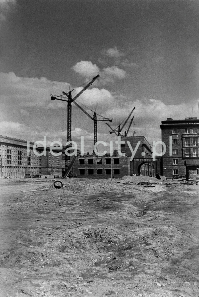Construction of the Stalowe Estate; on the left: Szkolne Estate. Mid-1950s.

Budowa Osiedla Stalowego, po lewej Osiedle Szkolne. Połowa lat 50. XX w.

Photo by Wiktor Pental/idealcity.pl

