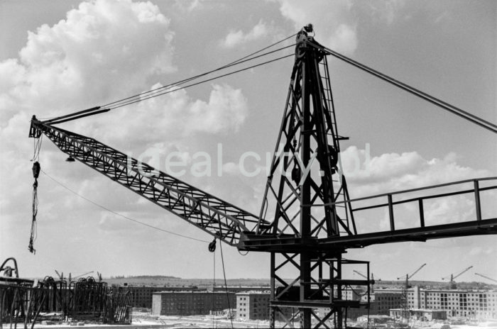 A crane on a construction site in Nowa Huta. 1950s.

Na pierwszym planie widoczny jeden z żurawi dźwigowych używanych na budowie nowohuckich osiedli, lata 50.

Photo by Wiktor Pental/idealcity.pl

