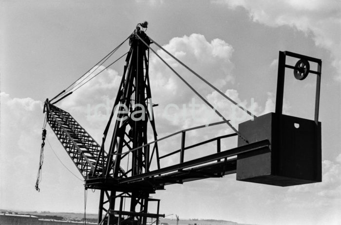 A crane on a construction site in Nowa Huta. 1950s.

Na pierwszym planie widoczny jeden z żurawi dźwigowych używanych na budowie nowohuckich osiedli, lata 50.

Photo by Wiktor Pental/idealcity.pl

