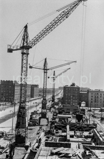Budowa Osiedla Hutniczego. Lata 50. XXw. W tle Osiedle Szkolne (po lewej) oraz Osiedle Stalowe (po prawej).

fot. Wiktor Pental/idealcity.pl

