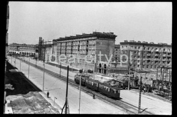 Widok na budynki mieszkalne na osiedlu B-31 (Centrum B) oraz linię tramwajową na alei Lenina (obecnie alei Solidarności). W tle Plac Centralny. Początek lat 50. XXw.

fot. Wiktor Pental/idealcity.pl

