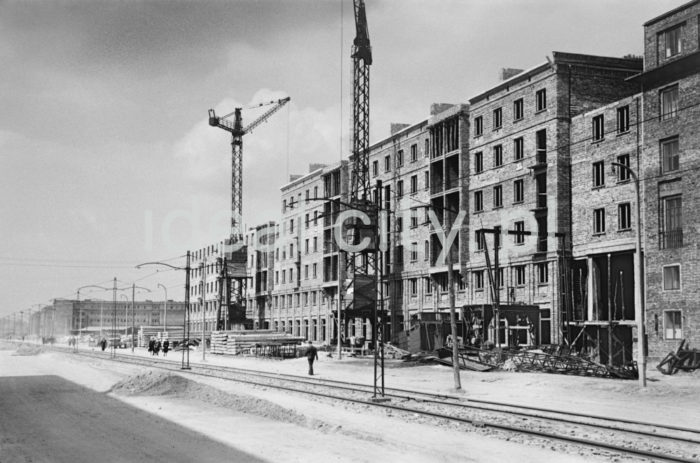 Construction of residential buildings in the western section of the C-31 (Centrum C) Estate, towards the Kocmyrzowskiego roundabout; further back: C-32 (Zgody) Estate. 1950s.

Budowa domów mieszkalnych na osiedlu C-31 (Centrum C) od strony zachodniej, w kierunku ronda Kocmyrzowskiego, w tle osiedle C-32 (Zgody), lata 50.

Photo by Henryk Makarewicz/idealcity.pl

