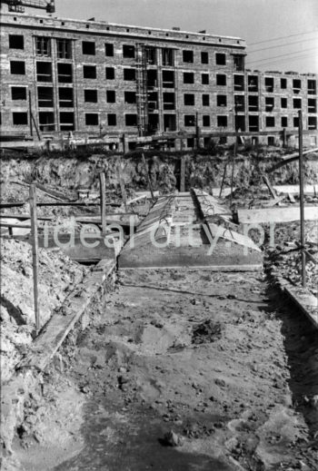 Construction of the Hutnicze Estate. Mid-1950s.

Budowa Osiedla Hutniczego, połowa lat 50. XX w.

Photo by Wiktor Pental/idealcity.pl

