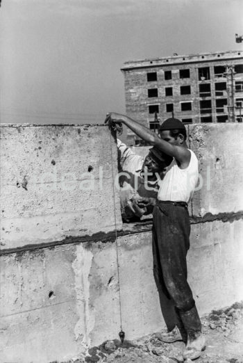 Construction of the Hutnicze Estate. Mid-1950s.

Budowa Osiedla Hutniczego, połowa lat 50. XXw.

Photo by Wiktor Pental/idealcity.pl

